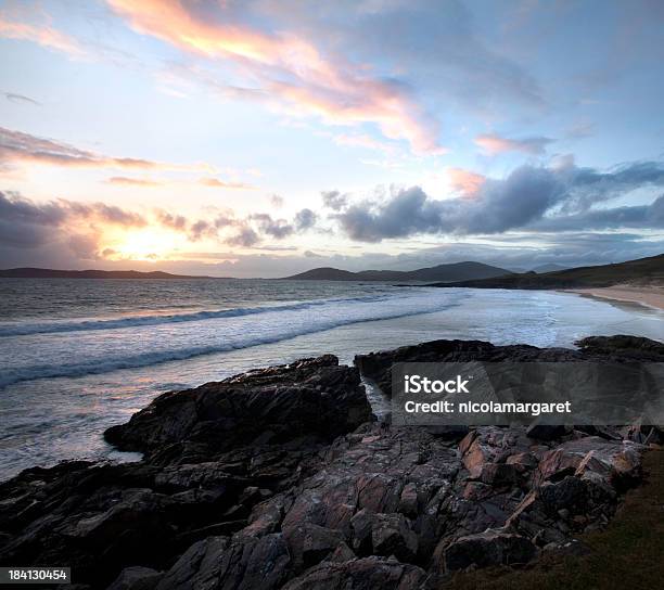 Foto de Pôr Do Sol Sobre As Ilhas Hébridas Exteriores Escócia e mais fotos de stock de Praia