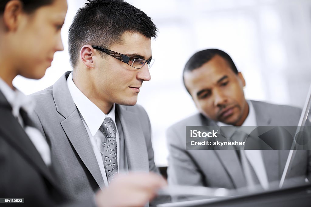 Gruppo di uomini d'affari al lavoro. - Foto stock royalty-free di Abbigliamento da lavoro