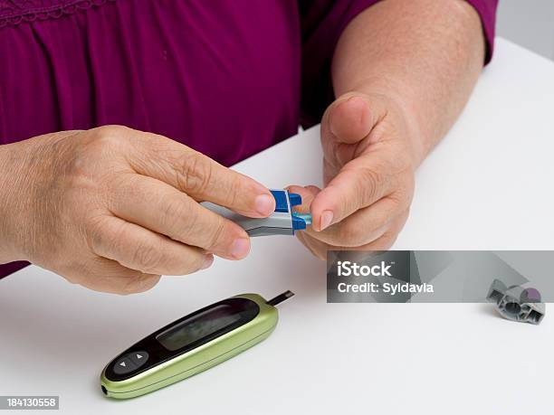 Diabetes - Fotografias de stock e mais imagens de Adulto - Adulto, Analisar, Cuidados de Saúde e Medicina