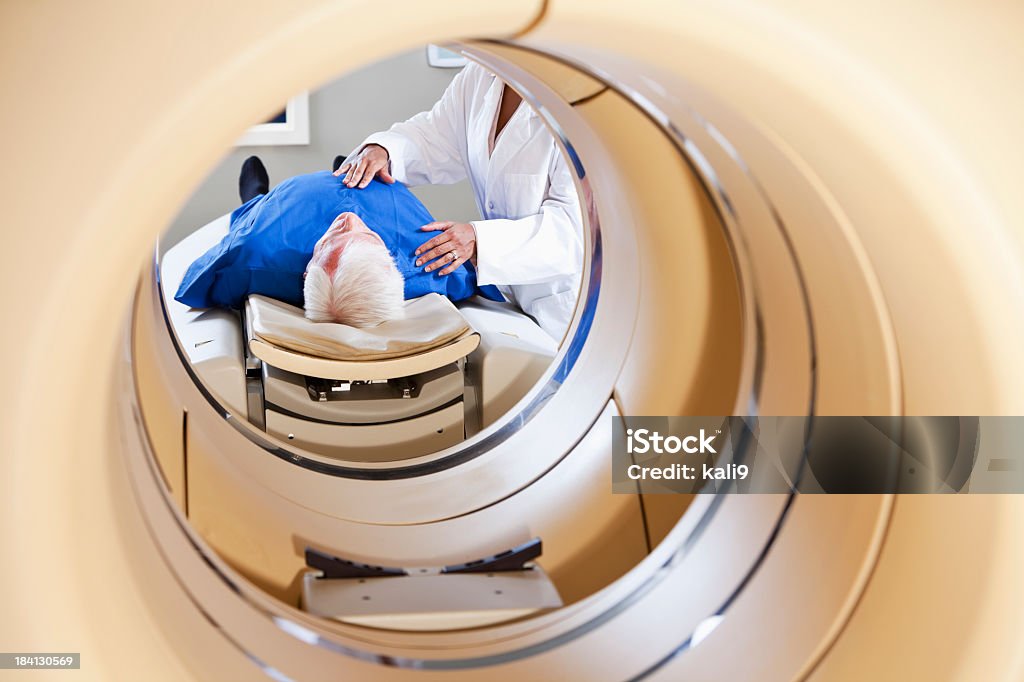 Radiólogo preparar paciente para la PET-CT escáner - Foto de stock de Equipo médico de escaneo libre de derechos