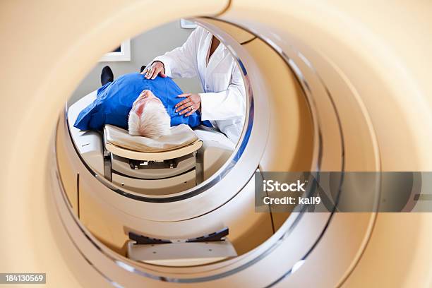 Radiólogo Preparar Paciente Para La Petct Escáner Foto de stock y más banco de imágenes de Equipo médico de escaneo - Equipo médico de escaneo, Escáner TC, Tercera edad