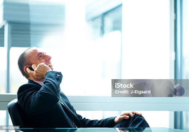 Welldressed Macho Feliz Usando Seu Telefone Móvel - Fotografias de stock e mais imagens de A usar um telefone - A usar um telefone, Homem de Negócios, Secretária - Mobília