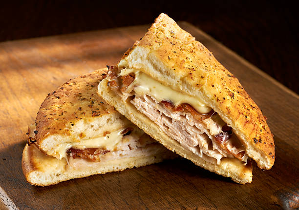 pane azzimo alla griglia e panino di pancetta di tacchino - portion turkey sandwich close up foto e immagini stock