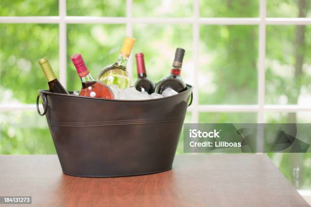 Wino - zdjęcia stockowe i więcej obrazów Alkohol - napój - Alkohol - napój, Bez ludzi, Butelka wina