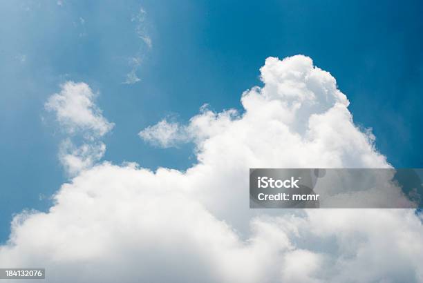 Cielo Azul Y Nubes Blancas Foto de stock y más banco de imágenes de Aire libre - Aire libre, Azul, Belleza de la naturaleza