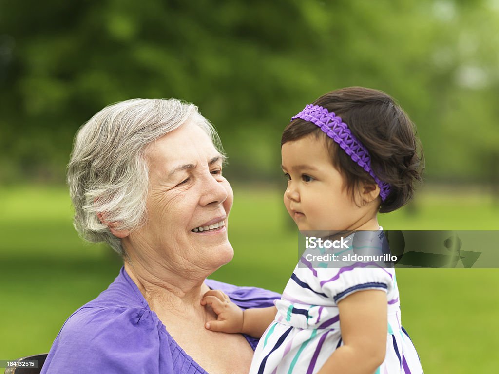 Felice senior e Nipote femmina - Foto stock royalty-free di Nipoti maschi e femmine