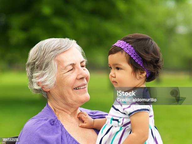 Felice Senior E Nipote Femmina - Fotografie stock e altre immagini di Nipoti maschi e femmine - Nipoti maschi e femmine, Nonni, 70-79 anni