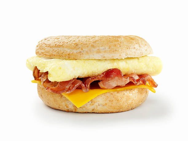 panino di pancetta e uova per la colazione - sandwich eggs bacon breakfast foto e immagini stock