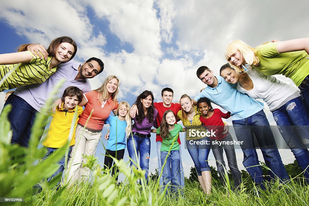 Allegro gruppo di giovani guardando la telecamera. - Foto stock royalty-free di Cielo