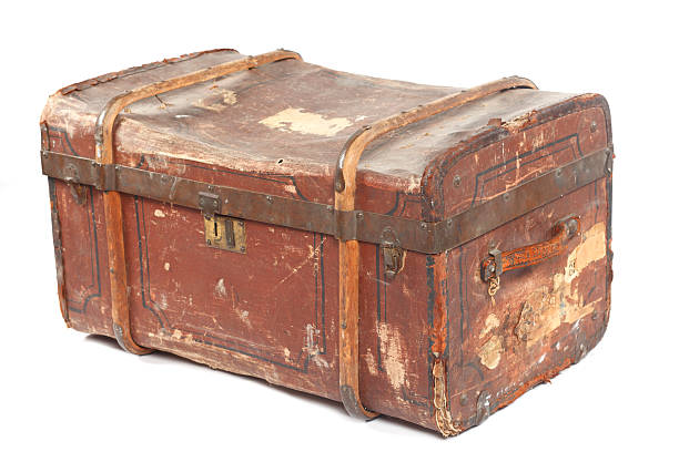 istock closed old box XXXL 184133182