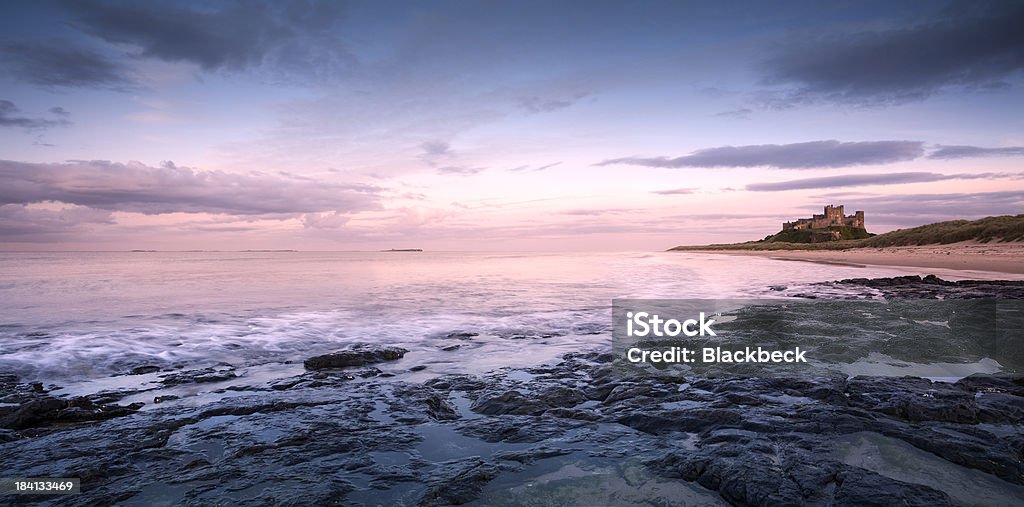 Château de Bamburgh au lever du soleil - Photo de Château de Bamburgh libre de droits