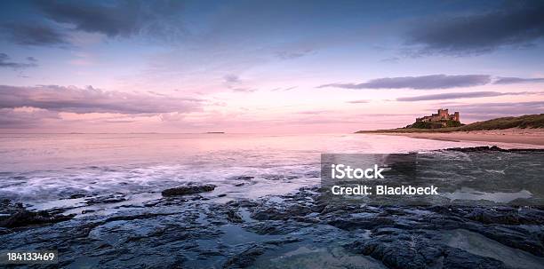 Zamek Bamburgh Na Wschód Słońca - zdjęcia stockowe i więcej obrazów Zamek Bamburgh - Zamek Bamburgh, Bamburgh, Northumberland