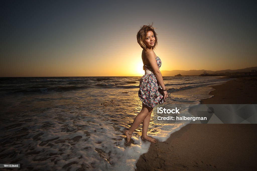 ヒスパニック系の女の子 10 代のビーチで - 1人のロイヤリティフリーストックフォト