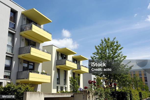 Apartamento Casa Com Amarelo Gradis - Fotografias de stock e mais imagens de Alemanha - Alemanha, Amarelo, Ao Ar Livre