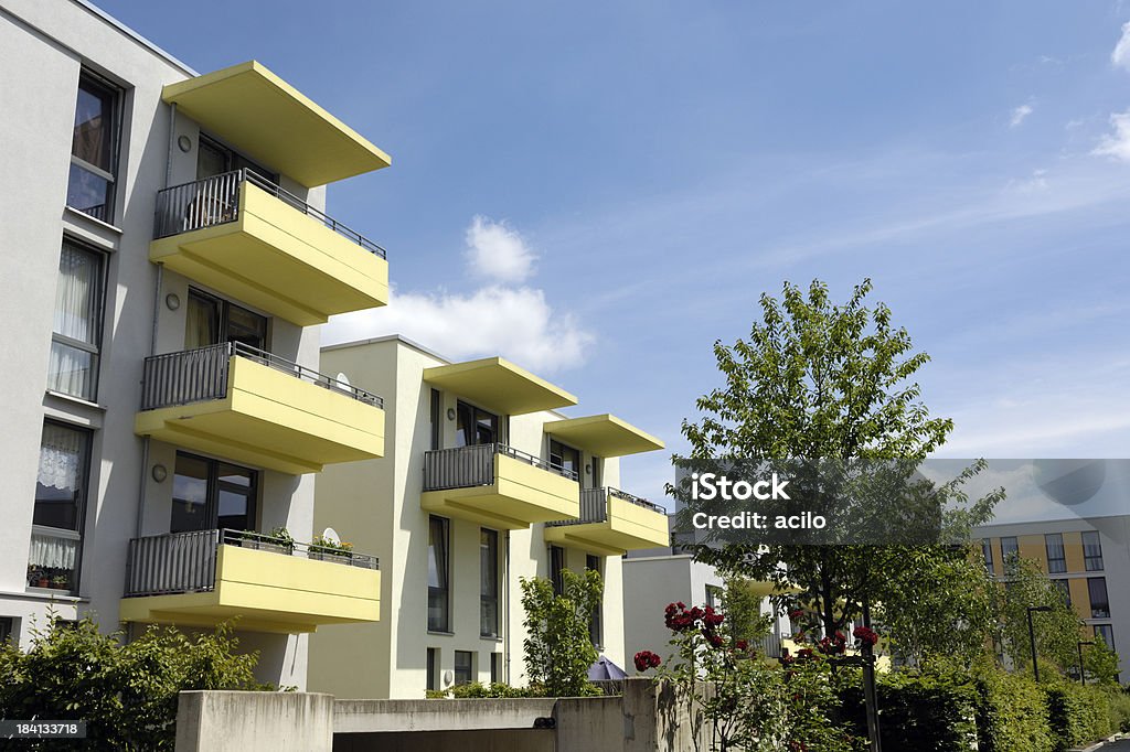 Апартаменты Дом с желтой балконами - Стоковые фото Архитектура роялти-фри