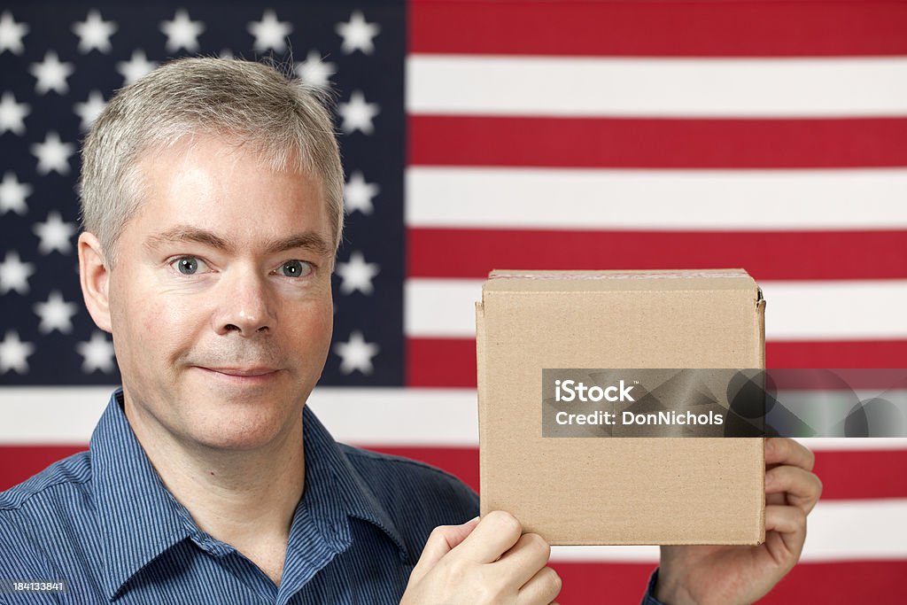 Homem norte-americano com uma caixa de coleta em branco - Foto de stock de 30 Anos royalty-free