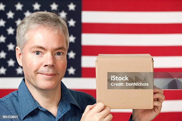 Foto de Homem Norteamericano Com Uma Caixa De Coleta Em Branco e mais fotos de stock de 30 Anos