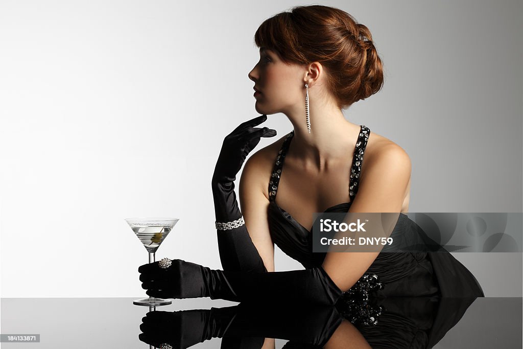 エレガントな女性のマティーニを手に、ブラックの手袋 - マティーニのロイヤリティフリーストックフォト