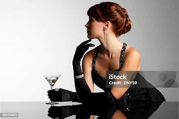 エレガントな女性のマティーニを手にブラックの手袋 - マティーニのストックフォトや画像を多数ご用意 - マティーニ, イブニングドレス, 官能