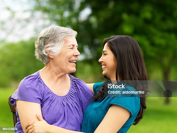 Счастливая Бабушка И Внучка — стоковые фотографии и другие картинки Бабушка - Бабушка, Внучка, 70-79 лет