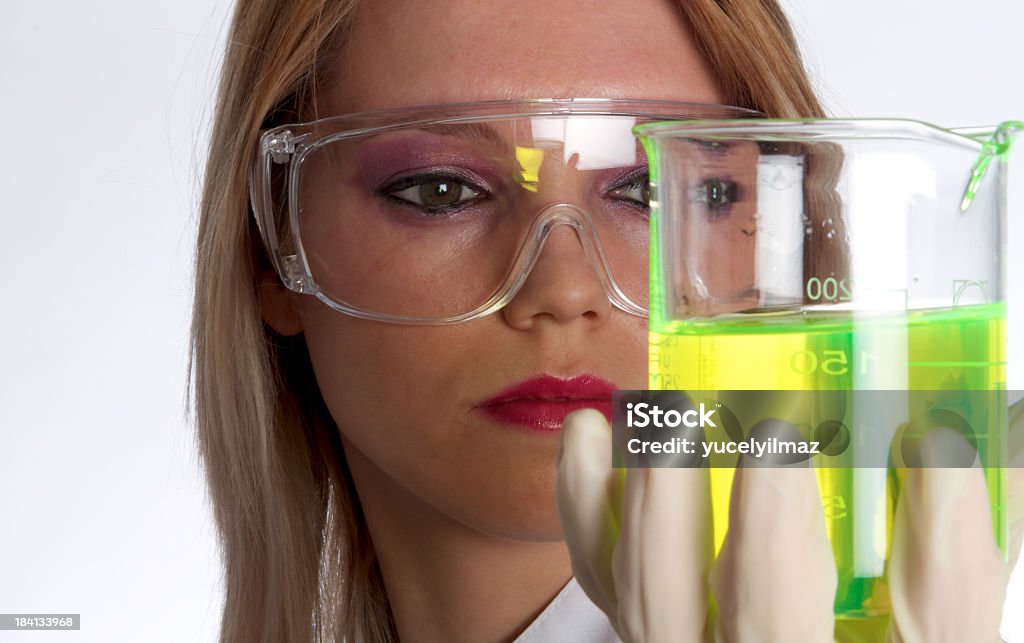 Jovem químico olhando para verde líquido - Royalty-free Adulto Foto de stock