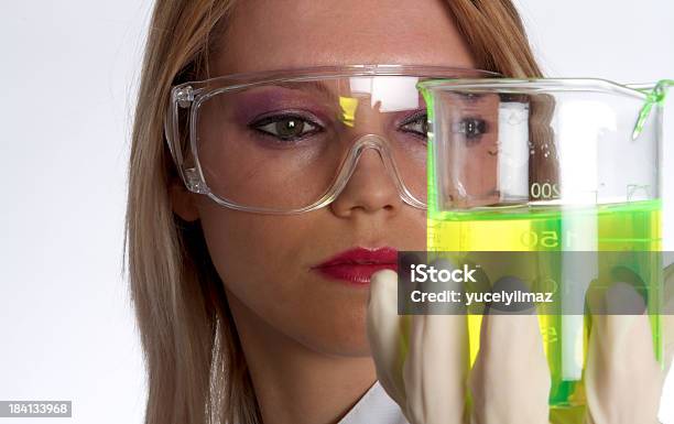 Foto de Jovem Químico Olhando Verde Líquido e mais fotos de stock de Adulto - Adulto, Analisar, Aula de Química