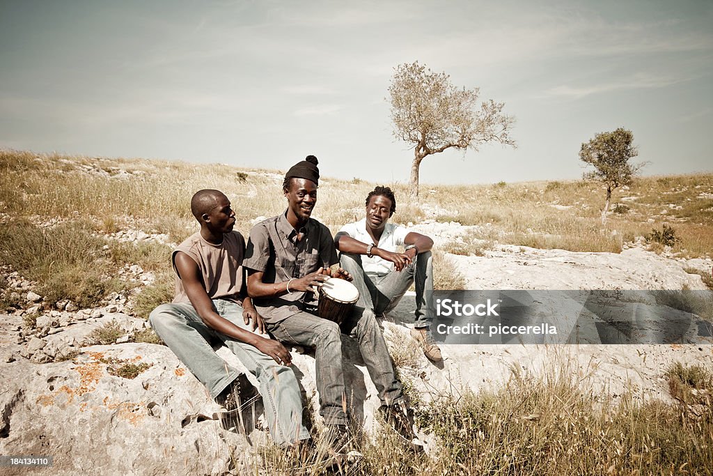 Drei Afrikaner Männer spielt Djembe In der Wiese - Lizenzfrei 20-24 Jahre Stock-Foto