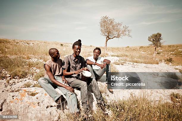 3 つのアフリカン男性が Djembe の草地 - 20-24歳のストックフォトや画像を多数ご用意 - 20-24歳, 3人, くつろぐ