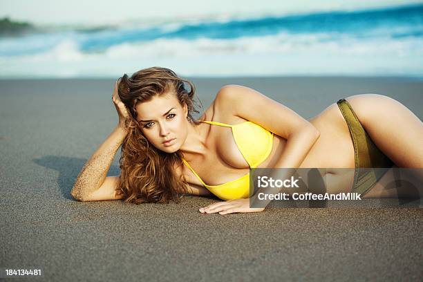 ビーチにいる美しい女性 - 1人のストックフォトや画像を多数ご用意 - 1人, 20-24歳, くつろぐ