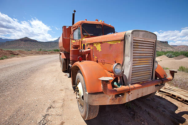 big vintage de laranja no deserto - truck desert semi truck orange imagens e fotografias de stock