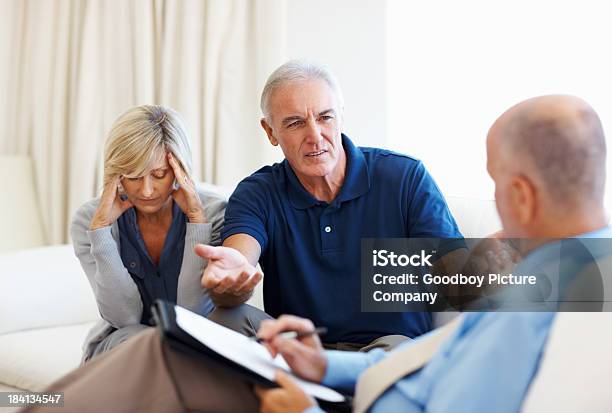 Senior Casal Consulta Com O Consultor Financeiro - Fotografias de stock e mais imagens de Cliente - Cliente, Adversidade, Adulto maduro