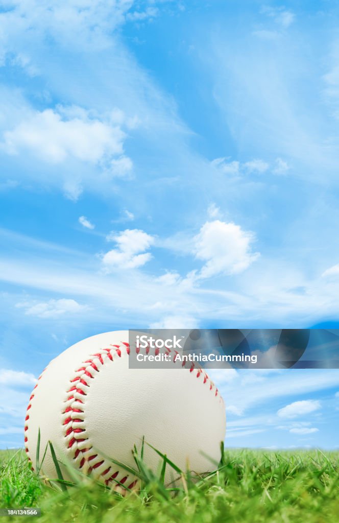 Pelle bianco baseball su superfici in erba con cielo blu - Foto stock royalty-free di Baseball