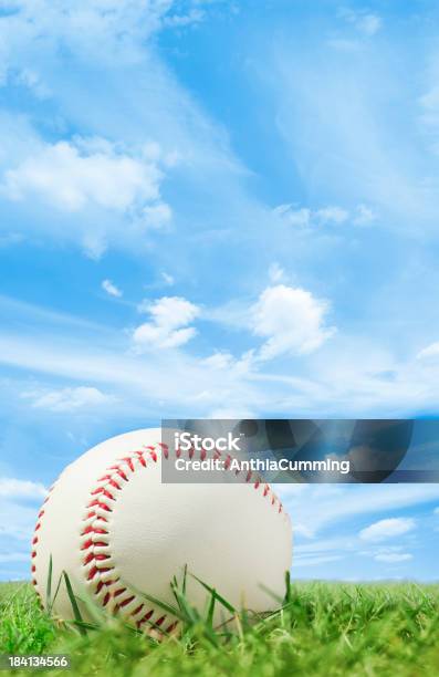 Pelle Bianco Baseball Su Superfici In Erba Con Cielo Blu - Fotografie stock e altre immagini di Baseball