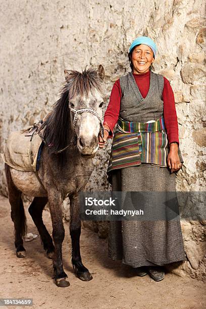 Tibetische Frau Führt Ihr Pferd Stockfoto und mehr Bilder von Pferd - Pferd, Seniorinnen, Alter Erwachsener