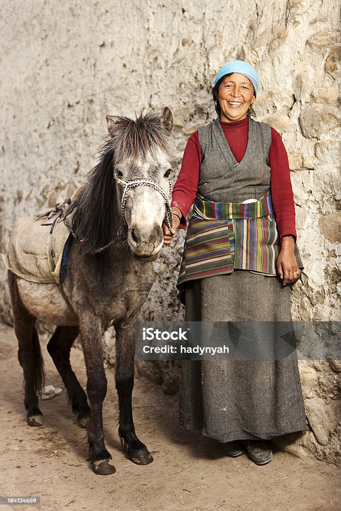 Tibétain femme mène son cheval - Photo de Cheval libre de droits