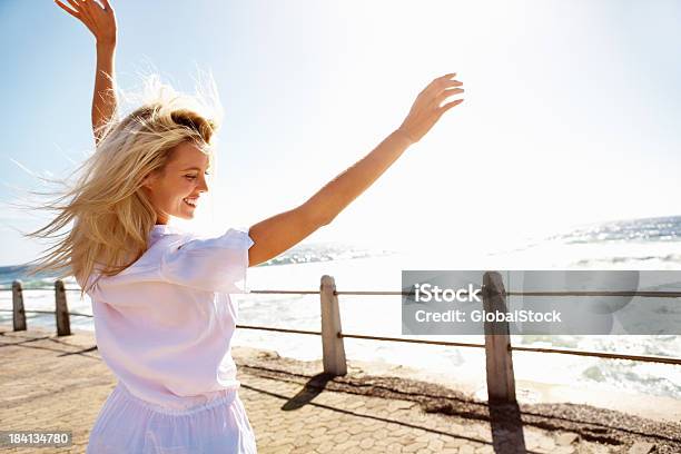 Atraente Mulher Desfrutar Do Verão - Fotografias de stock e mais imagens de 20-29 Anos - 20-29 Anos, Adulto, Alegria