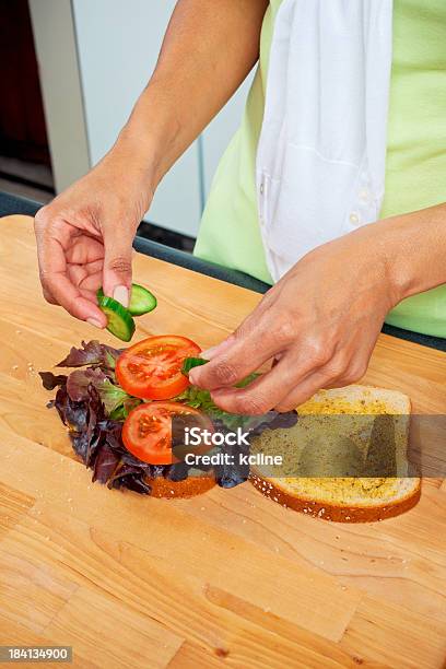 Foto de Fazer Uma Sanduíche e mais fotos de stock de Fazer uma sanduíche - Fazer uma sanduíche, Adulto, Afro-americano