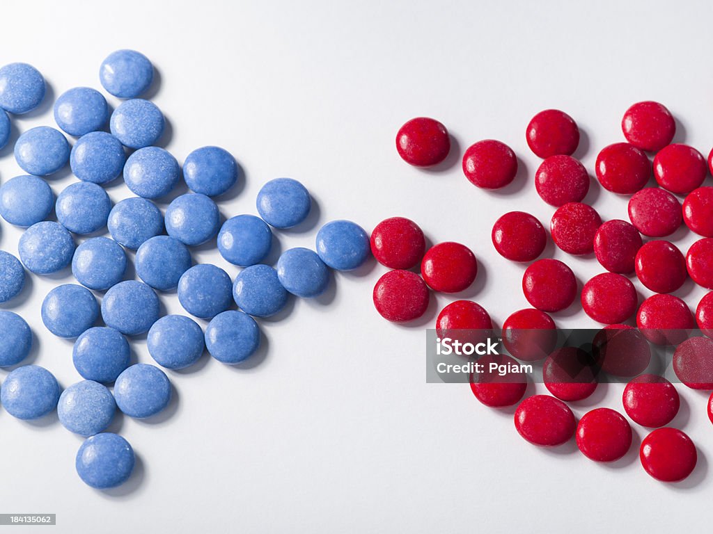 ブルーにカラフルなキャンディレッドのチョコレート - 錠剤のロイヤリティフリーストックフォト