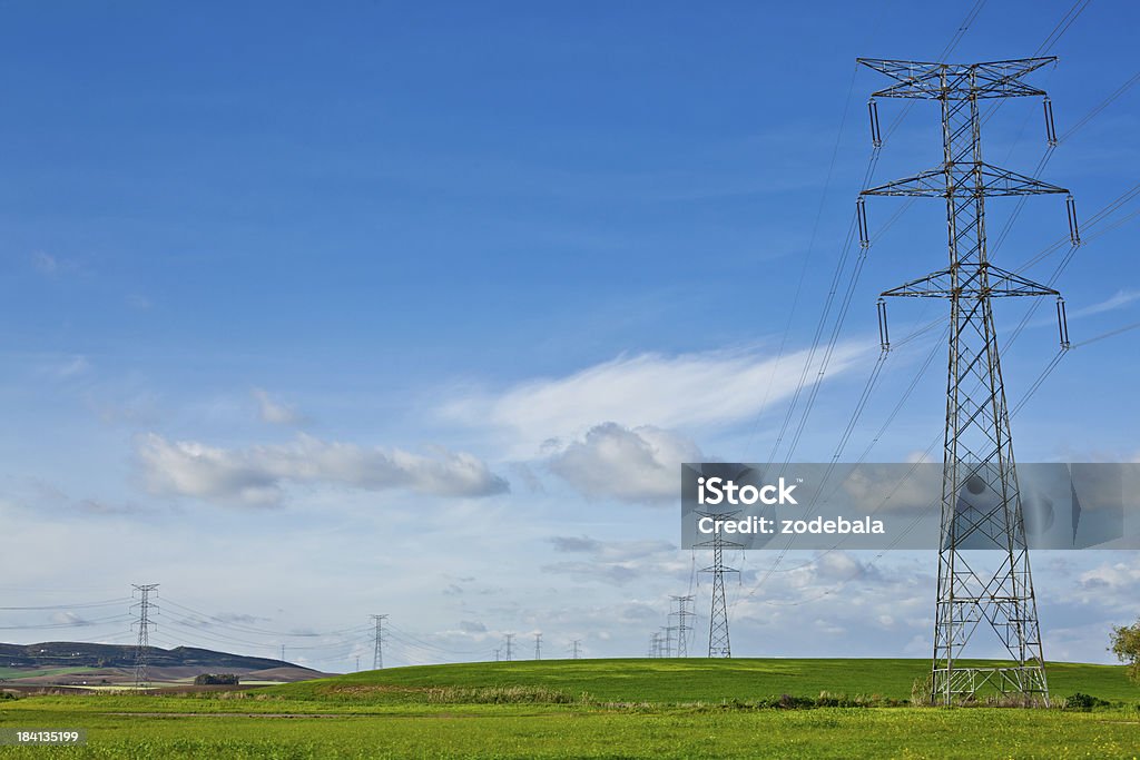 Опора линии электропередач в сельской местности - Стоковые фото Башня роялти-фри