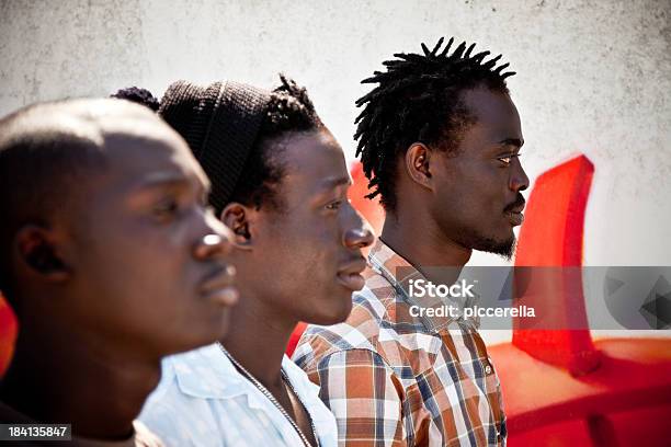 Foto de Três Africanos Homens Em Uma Fileira Olhando No Horizonte e mais fotos de stock de Desfocado - Foco