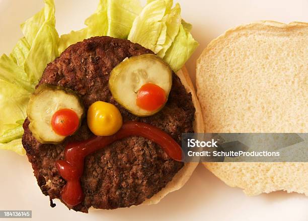 Hamburger Di Manzo Con Una Faccia Divertente - Fotografie stock e altre immagini di Humour - Humour, Cibo, Hamburger