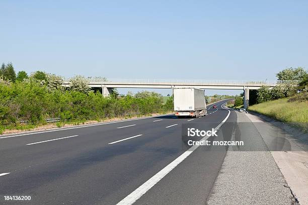 Autostrada - zdjęcia stockowe i więcej obrazów Asfalt - Asfalt, Bez ludzi, Ciężarówka