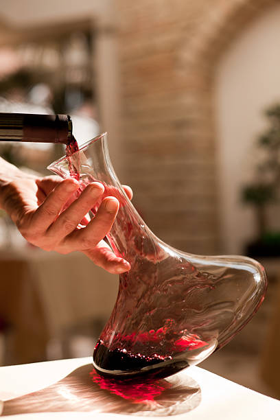 abendessen, wein eingießen - decanter wine wineglass red wine stock-fotos und bilder