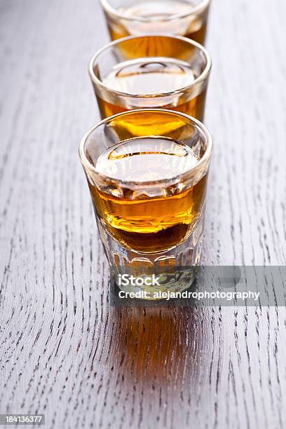 Whiskeyaufnahmen Stockfoto und mehr Bilder von Alkoholisches Getränk - Alkoholisches Getränk, Alkoholismus, Bartresen