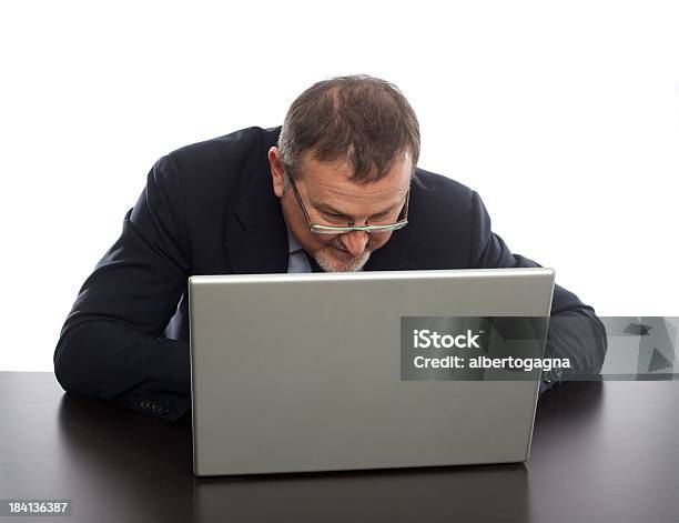 Foto de Empresário Na Frente Do Computador e mais fotos de stock de Adulto - Adulto, Computador desktop, Concentração