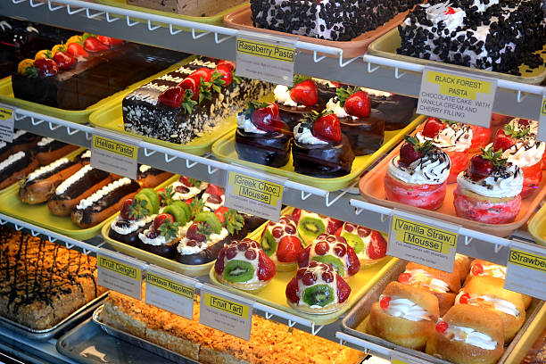 panadería caso, iluminación de estantes con pasteles y dulces - diagnal fotografías e imágenes de stock