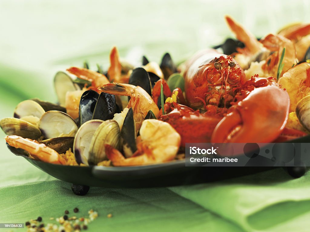 Frigideira de Paella com lagosta e frutos do mar - Foto de stock de Amêijoa - Marisco royalty-free