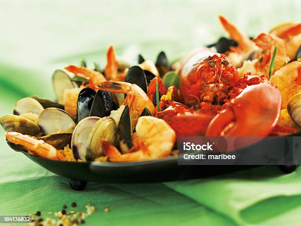 Foto de Frigideira De Paella Com Lagosta E Frutos Do Mar e mais fotos de stock de Amêijoa - Marisco - Amêijoa - Marisco, Camarão - Frutos do Mar, Comida