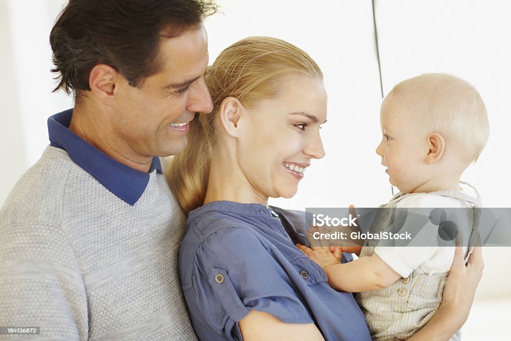 Padre mirando a su bebé - Foto de stock de Adulto libre de derechos