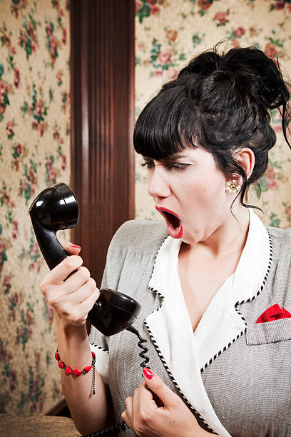 怒っている女性に電話 - kitsch telephone women old fashioned ストックフォトと画像